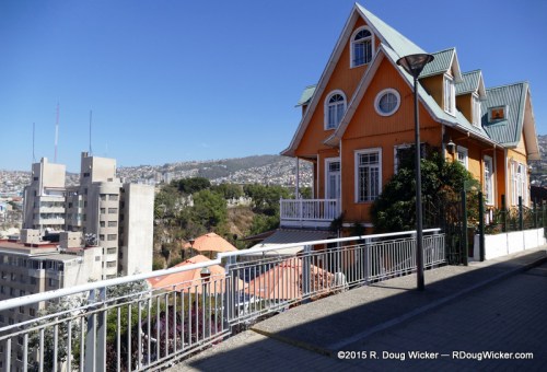 42 hills surround Valparaíso