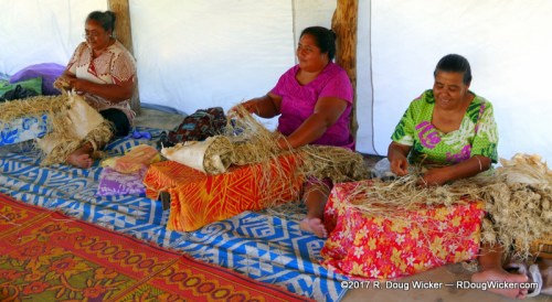 Making siapo (tapa) cloth