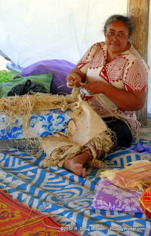 Making siapo (tapa) cloth